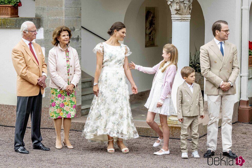 Victoria de Suecia con sus padres, su marido y sus hijos en su 45 cumpleaños