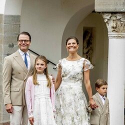 Victoria y Daniel de Suecia, Estelle y Oscar de Suecia en el 45 cumpleaños de Victoria de Suecia