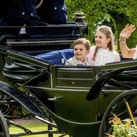Victoria y Daniel de Suecia y sus hijos Estelle y Oscar de Suecia en un carruaje en el 45 cumpleaños de Victoria de Suecia