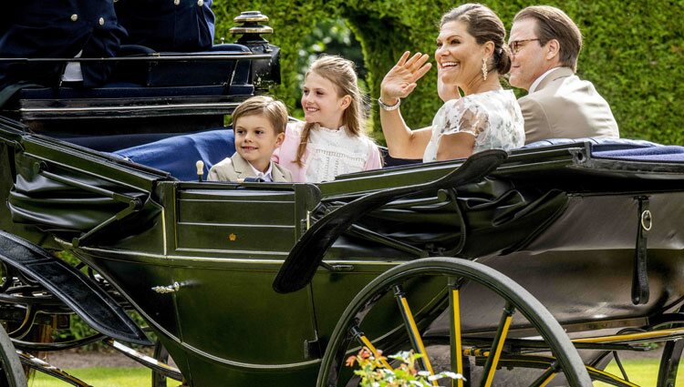 Victoria y Daniel de Suecia y sus hijos Estelle y Oscar de Suecia en un carruaje en el 45 cumpleaños de Victoria de Suecia
