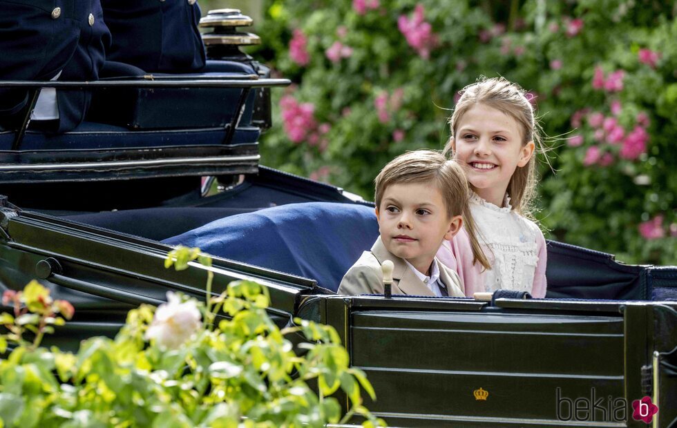 Estelle y Oscar de Suecia en un carruaje en el 45 cumpleaños de Victoria de Suecia