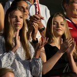 La Princesa Leonor y la Infanta Sofía aplaudiendo en el partido entre Dinamarca y España de la UEFA Women's Euro 2022
