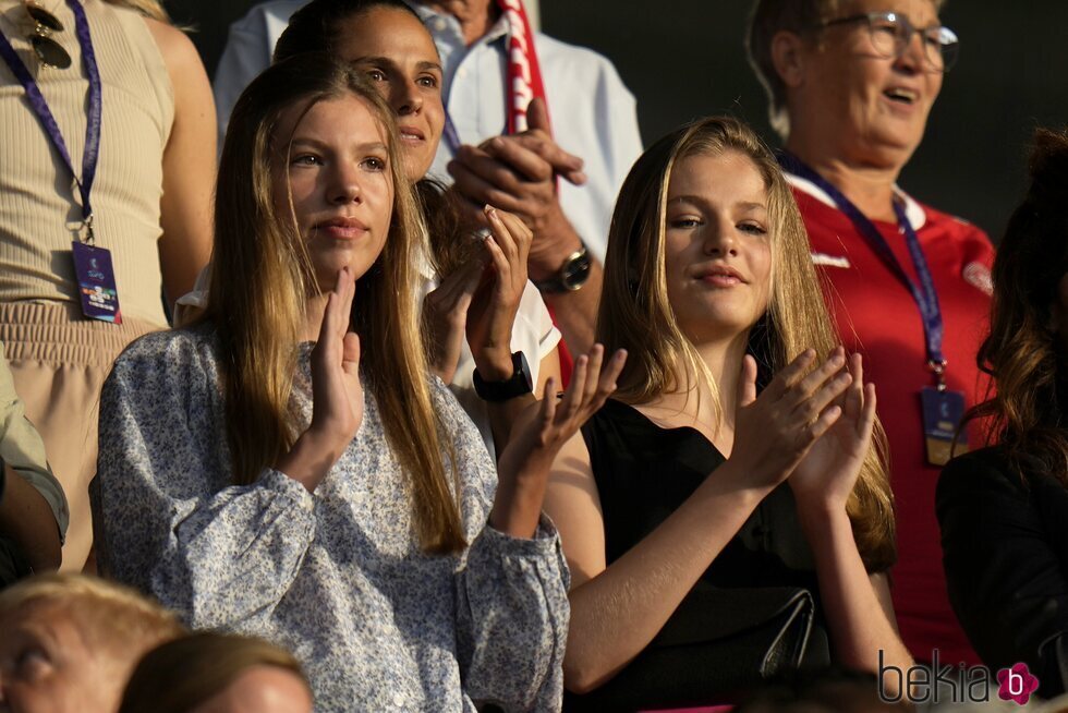 La Princesa Leonor y la Infanta Sofía aplaudiendo en el partido entre Dinamarca y España de la UEFA Women's Euro 2022