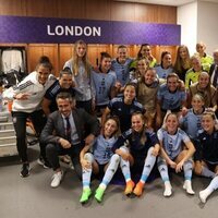 La Princesa Leonor y la Infanta Sofía con las jugadoras de la selección española de fútbol femenino tras el partido de la UEFA Women's Euro 2022