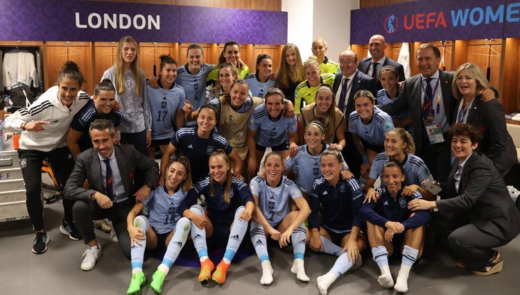 La Princesa Leonor y la Infanta Sofía con las jugadoras de la selección española de fútbol femenino tras el partido de la UEFA Women's Euro 2022