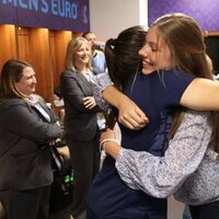 La Princesa Leonor y la Infanta Sofía abrazando a las jugadoras de la selección española de fútbol femenino tras el partido de la UEFA Women's Euro 2022
