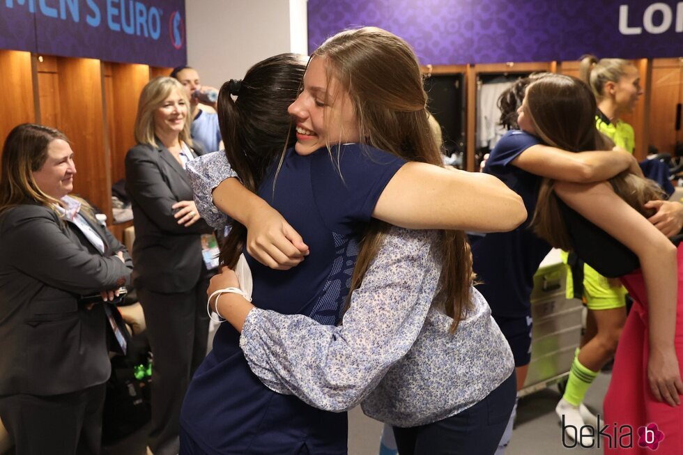 La Princesa Leonor y la Infanta Sofía abrazando a las jugadoras de la selección española de fútbol femenino tras el partido de la UEFA Women's Euro 2022