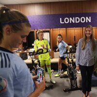 La Princesa Leonor y la Infanta Sofía haciéndose una foto con una de las jugadoras de la selección española de fútbol femenino tras el partido de la UEFA W