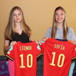 La Princesa Leonor y la Infanta Sofía con camisetas con su nombre de la selección española de fútbol femenino tras el partido contra Dinamarca en la UEFA W