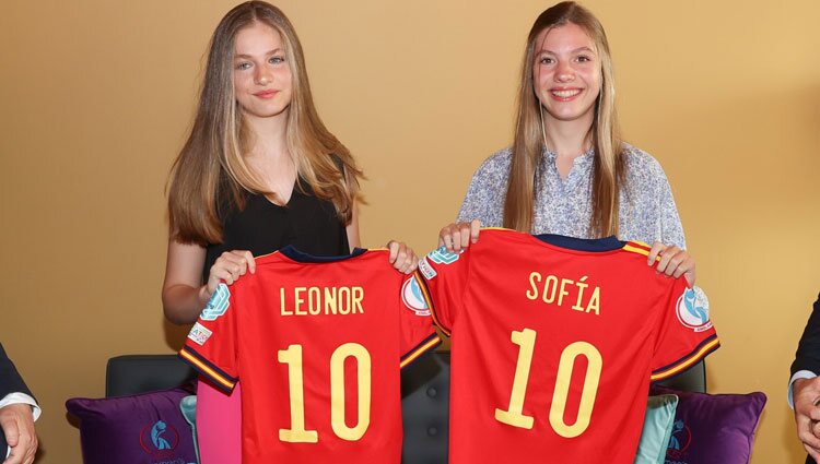 La Princesa Leonor y la Infanta Sofía con camisetas con su nombre de la selección española de fútbol femenino tras el partido contra Dinamarca en la UEFA W