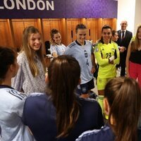 La Princesa Leonor y la Infanta Sofía hablando con las jugadoras de la selección española de fútbol femenino tras el partido de la UEFA Women's Euro 2022