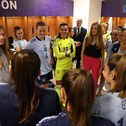 La Princesa Leonor y la Infanta Sofía hablando con las jugadoras de la selección española de fútbol femenino tras el partido de la UEFA Women's Euro 2022