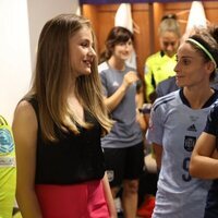 La Princesa Leonor hablando con las jugadoras de la selección española de fútbol femenino tras el partido de la UEFA Women's Euro 2022