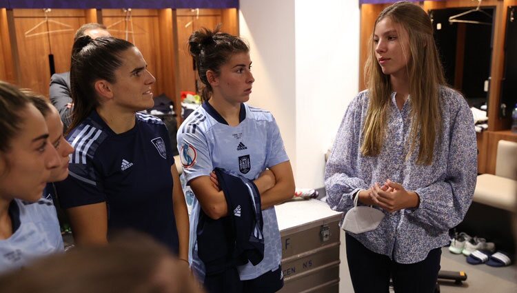 La Infanta Sofía hablando con las jugadoras de la selección española de fútbol femenino tras el partido de la UEFA Women's Euro 2022