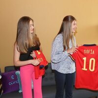 La Princesa Leonor y la Infanta Sofía recibiendo camisetas con su nombre de la selección española de fútbol femenino tras el partido contra Dinamarca en la