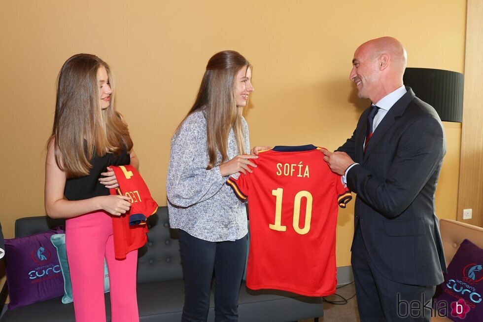 La Princesa Leonor y la Infanta Sofía recibiendo camisetas con su nombre de la selección española de fútbol femenino tras el partido contra Dinamarca en la
