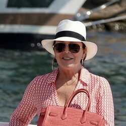 Kris Jenner en una barca en Saint-Tropez