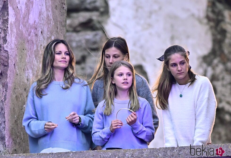 Sofia de Suecia, Estelle de Suecia y Chloé y Anäis Sommerlath en un concierto en las ruinas del Castillo de Borgholm