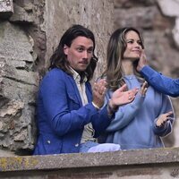 Carlos Felipe de Suecia, muy cariñoso con Sofia de Suecia en un concierto en las ruinas del Castillo de Borgholm