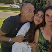 Violeta Mangriñán con sus padres y su hermana Lila