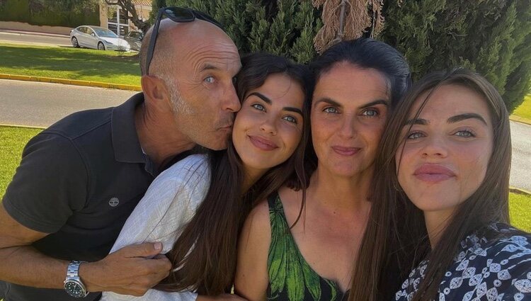 Violeta Mangriñán con sus padres y su hermana Lila