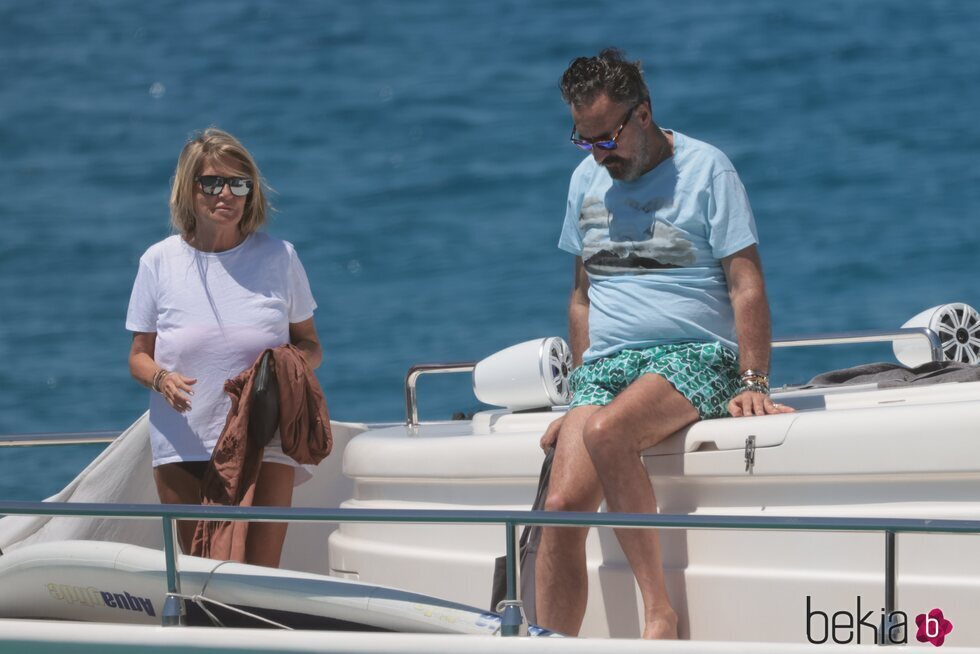 Susana Uribarri y Jaime de Marichalar en un barco en Ibiza