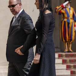 Alberto y Charlene de Mónaco cogidos de la mano tras una audiencia con el Papa Francisco
