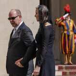 Alberto y Charlene de Mónaco cogidos de la mano tras una audiencia con el Papa Francisco