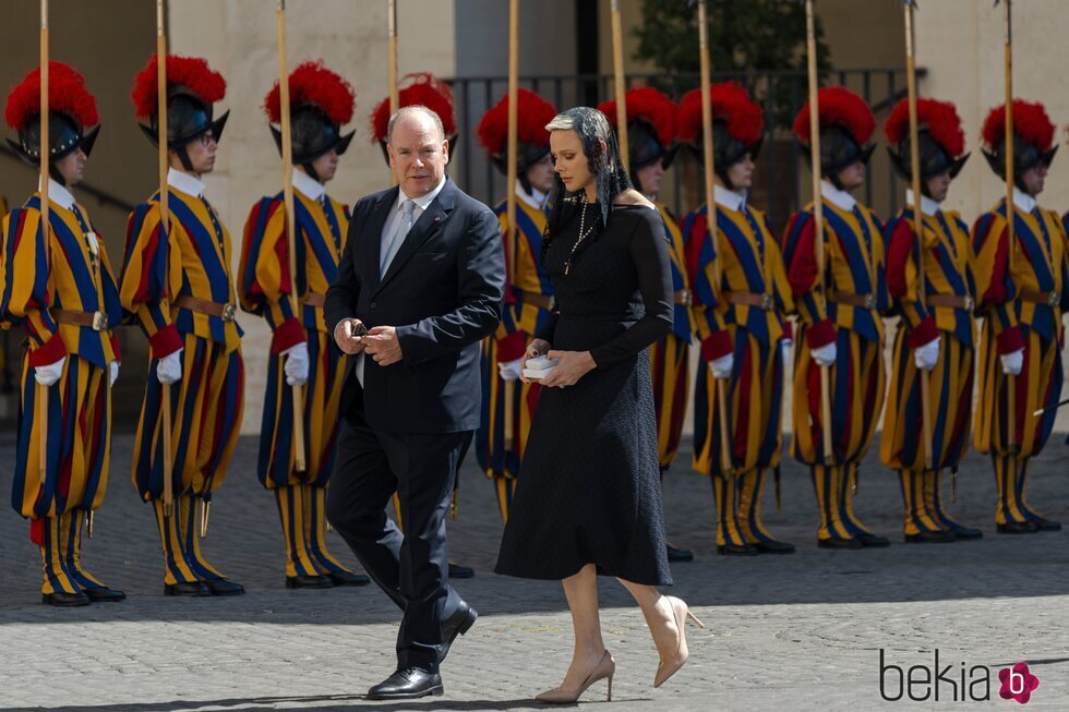 Alberto y Charlene de Mónaco tras una audiencia con el Papa Francisco