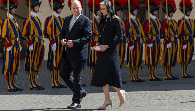 Alberto y Charlene de Mónaco tras una audiencia con el Papa Francisco