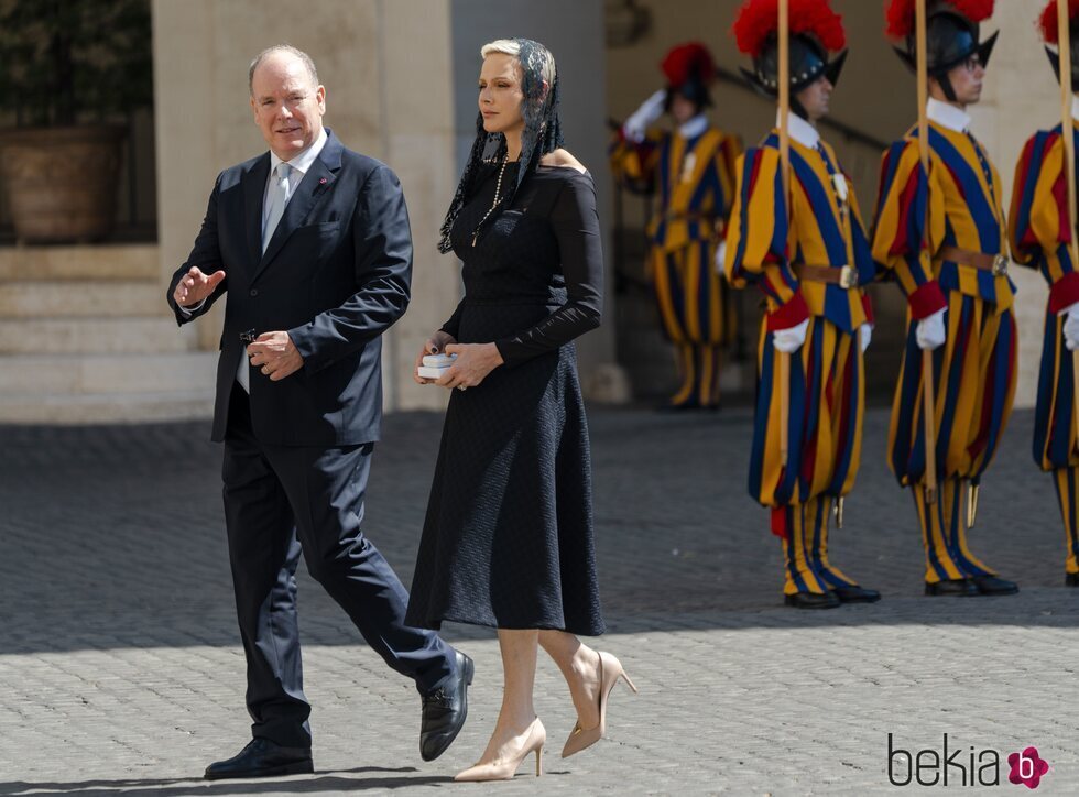 Alberto y Charlene de Mónaco vestida de negro tras una audiencia con el Papa Francisco