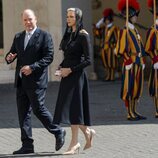 Alberto y Charlene de Mónaco vestida de negro tras una audiencia con el Papa Francisco