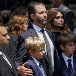 Donald Trump Junior con sus hijos en el funeral de su madre Ivana Trump