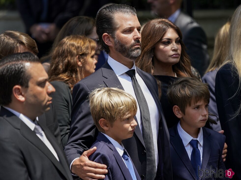 Donald Trump Junior con sus hijos en el funeral de su madre Ivana Trump