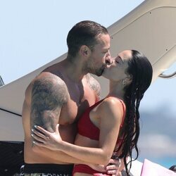 Rafa Mora y su novia Macarena, besándose pasionalmente en Ibiza