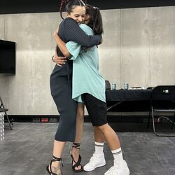 Rosalía y Chanel Terrero fundidas en un abrazo