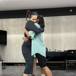 Rosalía y Chanel Terrero fundidas en un abrazo