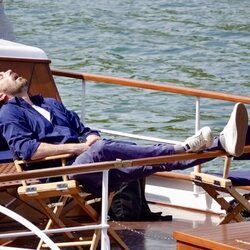 Ben Affleck echándose una siesta durante un paseo por el Sena en su luna de miel con Jennifer Lopez
