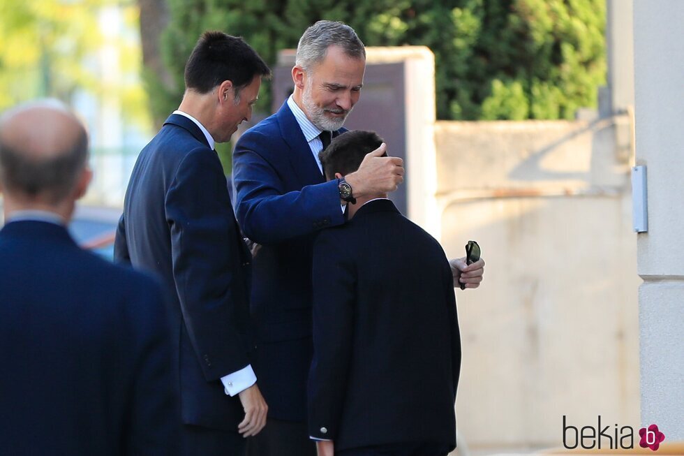 El Rey Felipe da un abrazo a un familiar en la capilla ardiente de Sonia de Morales de Borbón-Dos Sicilias