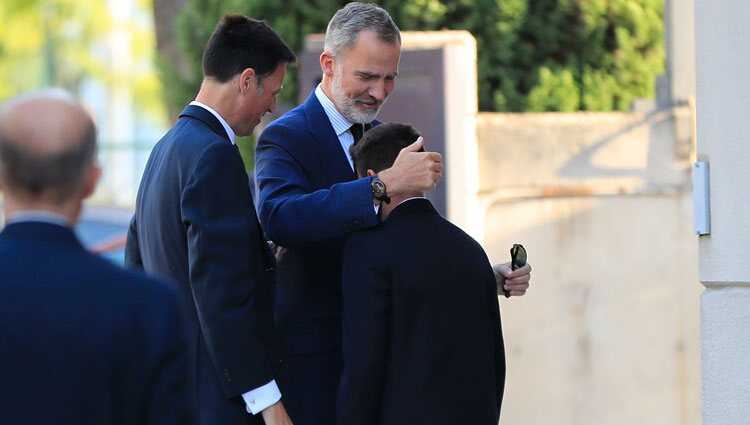 El Rey Felipe da un abrazo a un familiar en la capilla ardiente de Sonia de Morales de Borbón-Dos Sicilias
