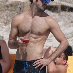 Miguel Ángel Muñoz con gorra y en bañador durante sus vacaciones en Formentera