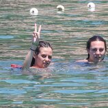 Victoria Federica saluda a los paparazzi junto a su amiga Rocío Laffón en Ibiza