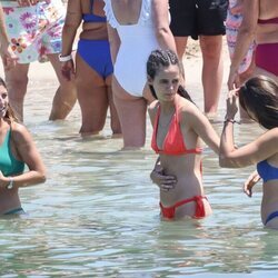Victoria Federica y sus amigas dándose un baño en el mar en Ibiza