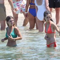 Victoria Federica y sus amigas dándose un baño en el mar en Ibiza