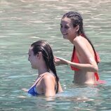 Victoria Federica y Rocío Laffón bañándose en el mar en Ibiza