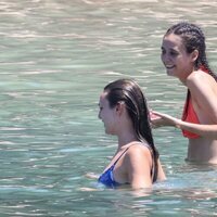 Victoria Federica y Rocío Laffón bañándose en el mar en Ibiza