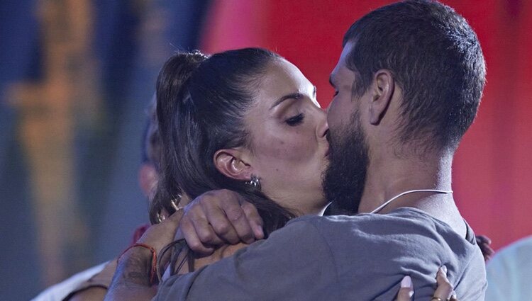 Alejandro Nieto y Tania Medina besándose en la final de 'Supervivientes 2022'