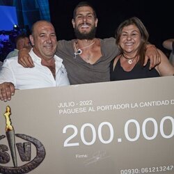 Alejandro Nieto con sus padres junto al cheque de ganador en la final de 'Supervivientes 2022'