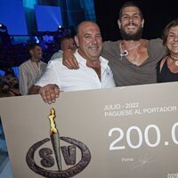 Alejandro Nieto con sus padres junto al cheque de ganador en la final de 'Supervivientes 2022'