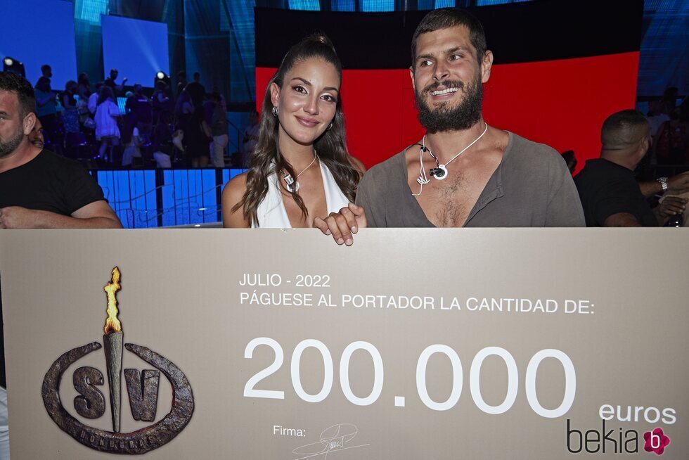 Alejandro Nieto y Tania Medina con el cheque de ganador en la final de 'Supervivientes 2022'